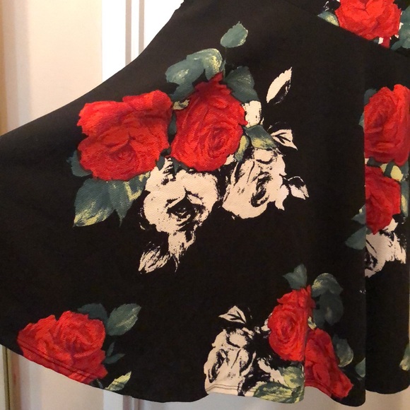 Beautiful dress. Flowers print. - Picture 3 of 9